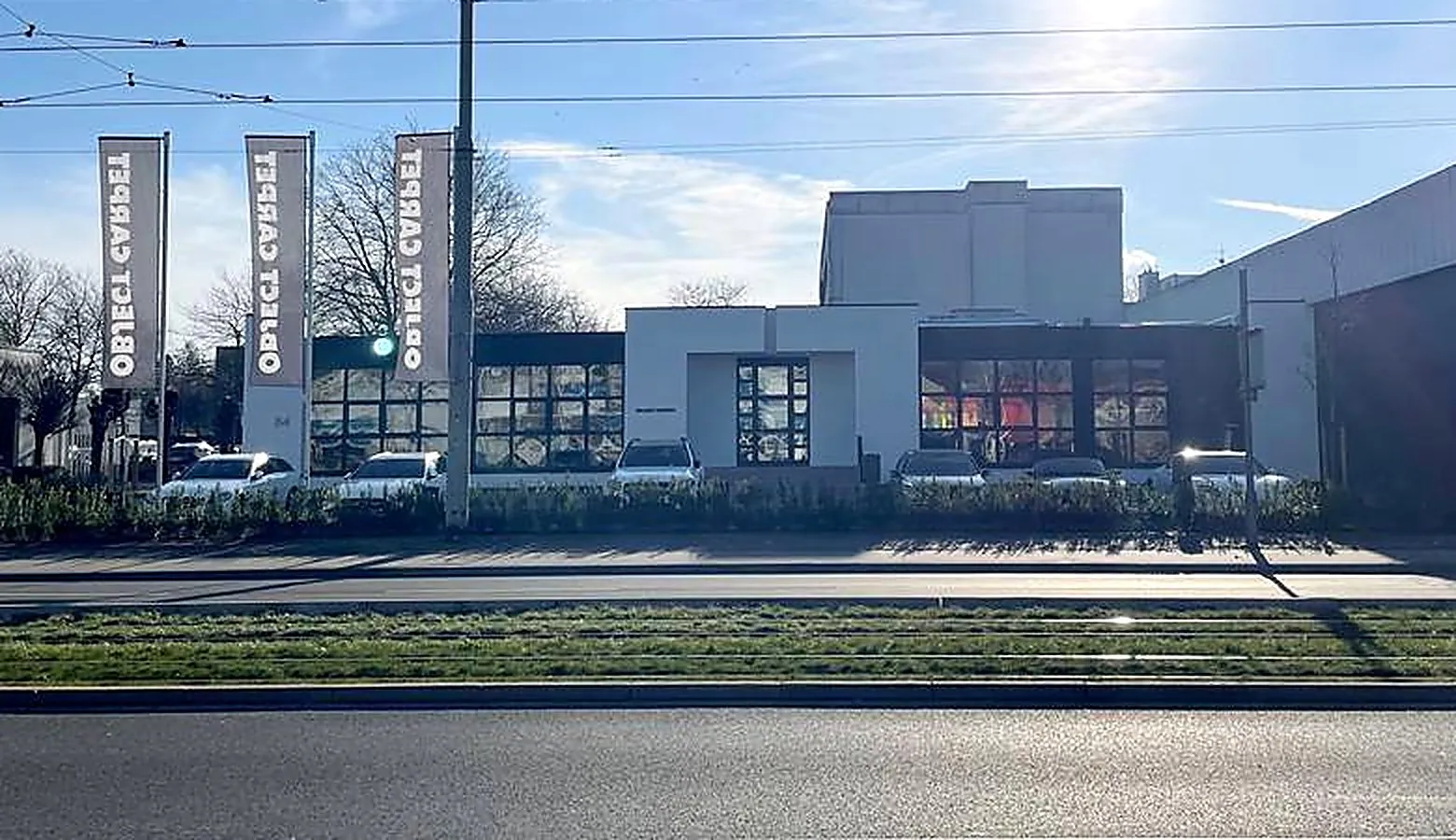 Showroom-Front der FABRIK84. an der St. Töniser Straße 84 in Krefeld mit Stellplätzen und Straßenbahn